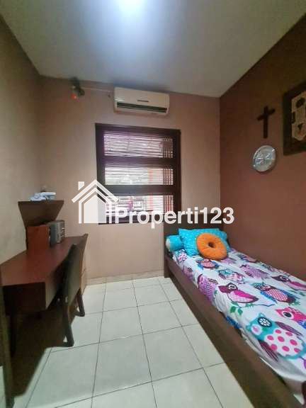 Rumah Hadap Taman Jalan Raya Perumahan Puri Gading Bekasi - 10