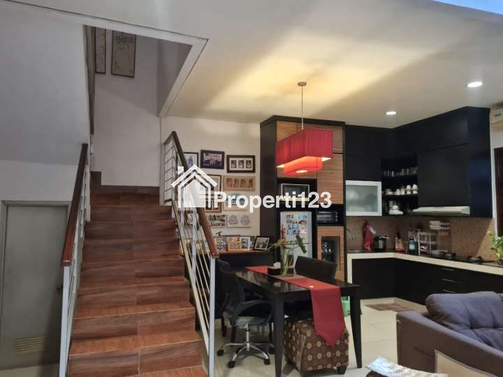 Rumah Hadap Taman Jalan Raya Perumahan Puri Gading Bekasi - 4