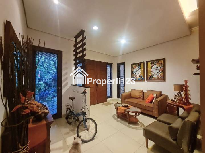 Rumah Hadap Taman Jalan Raya Perumahan Puri Gading Bekasi - 5