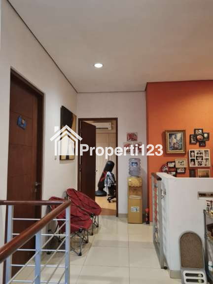 Rumah Hadap Taman Jalan Raya Perumahan Puri Gading Bekasi - 7