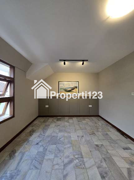 Rumah baru design modern natural tropis di Cipinang Rawamangun Jaktim - 6