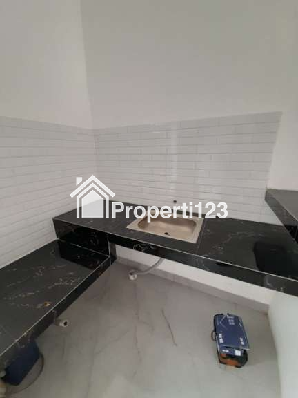 Rumah baru dalam komplek Jatiwaringin Pondok Gede Bekasi - 4