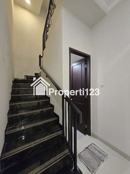 Rumah baru klasik modern non komplek di Duren Sawit Jaktim - 3