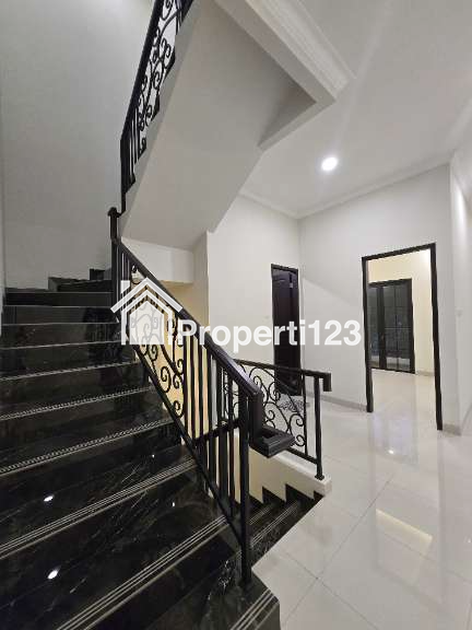Rumah baru klasik modern non komplek di Duren Sawit Jaktim - 9