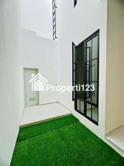 Dijual Rumah 2 Lantai dengan Fasad Klasik Modern di Nusa Loka, BSD City - 5