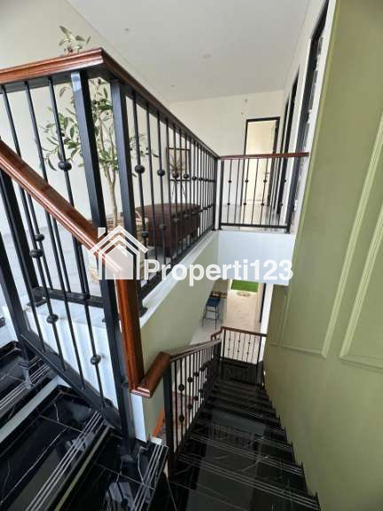 Dijual Rumah 2 Lantai dengan Fasad Klasik Modern di Nusa Loka, BSD City - 4