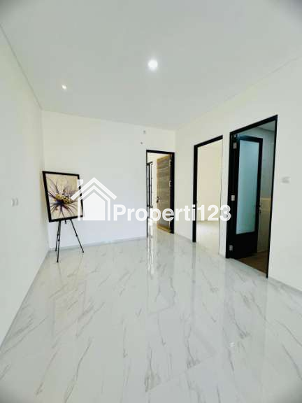 Dijual Rumah 2 Lantai dengan Fasad Klasik Modern di Nusa Loka, BSD City - 8