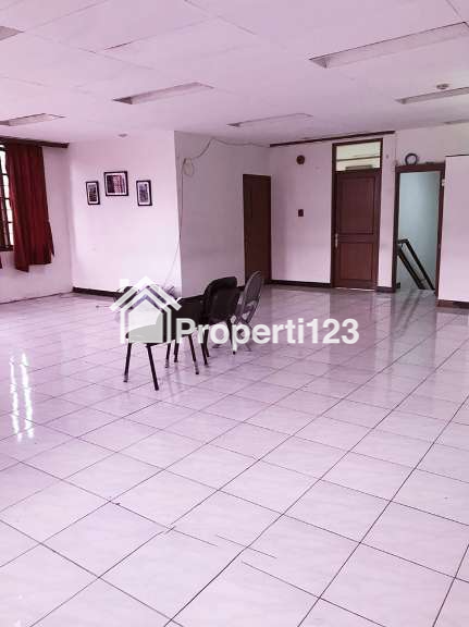 BANGUNAN DUA LANTAI EKS KANTOR TANAH 720 M2 MUKA 15 METER  SUPER STRATEGIS DI KAWASAN PERKANTORAN PERTOKOAN PENDIDIKAN  DI JL. MATRAMAN RAYA JAKARTA - 5
