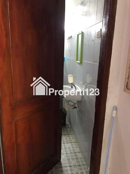 BANGUNAN DUA LANTAI EKS KANTOR TANAH 720 M2 MUKA 15 METER  SUPER STRATEGIS DI KAWASAN PERKANTORAN PERTOKOAN PENDIDIKAN  DI JL. MATRAMAN RAYA JAKARTA - 7