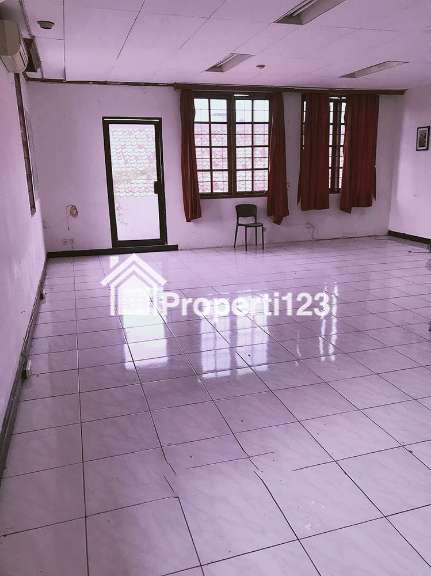 BANGUNAN DUA LANTAI EKS KANTOR TANAH 720 M2 MUKA 15 METER  SUPER STRATEGIS DI KAWASAN PERKANTORAN PERTOKOAN PENDIDIKAN  DI JL. MATRAMAN RAYA JAKARTA - 6