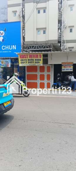 Kios Binus Anggrek Kemanggisan Pinggir Jalan Raya Sangat Ramai - 1