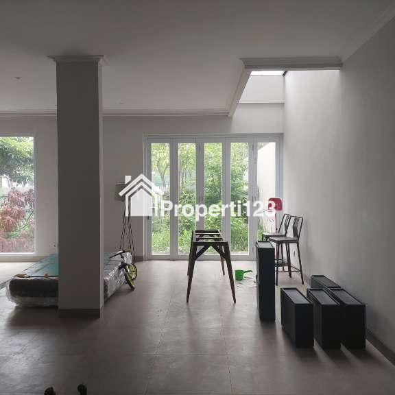 Dijual Rumah 3 Lantai Hook di Latigo Village , Gading Serpong - 6