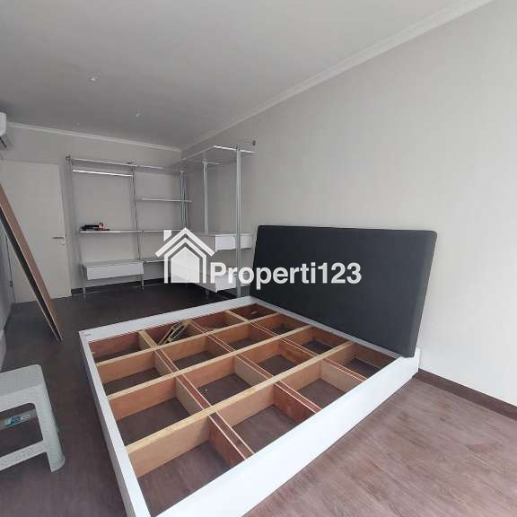 Dijual Rumah 3 Lantai Hook di Latigo Village , Gading Serpong - 5