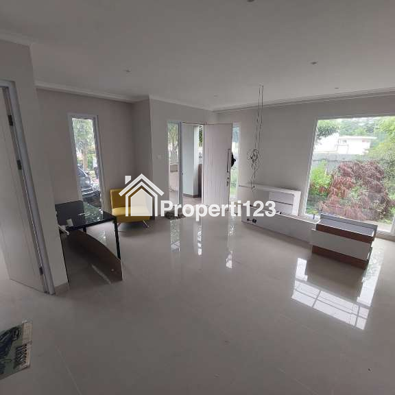 Dijual Rumah 3 Lantai Hook di Latigo Village , Gading Serpong - 4