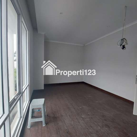 Dijual Rumah 3 Lantai Hook di Latigo Village , Gading Serpong - 3