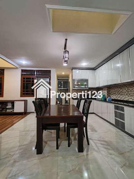 Turun harga rumah second di Bendungan Hilir Jakpus - 12