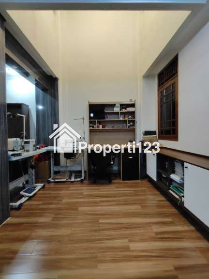 Turun harga rumah second di Bendungan Hilir Jakpus - 11