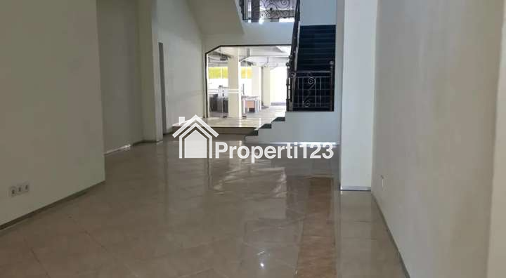 Rumah Usaha Raya Darmo Sebelah KCU BCA Super Strategis - 4