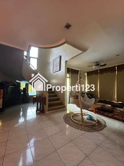 Dijual Rumah Megah 2 Lantai dengan Kolam Renang di Jakarta Selatan - 11