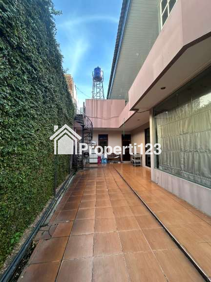 Dijual Rumah Megah 2 Lantai dengan Kolam Renang di Jakarta Selatan - 6