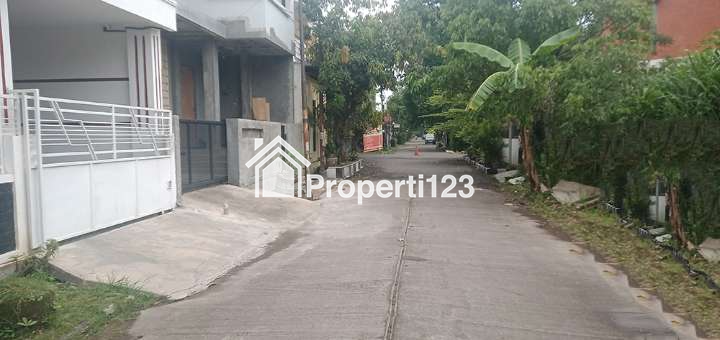 Rumah Gaya Kontemporer 4 Kamar Tidur 2 Kamar Mandi Carport di Arcamanik Bandung - 11