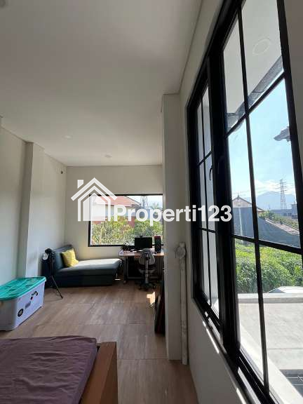 Rumah Gaya Kontemporer 4 Kamar Tidur 2 Kamar Mandi Carport di Arcamanik Bandung - 4