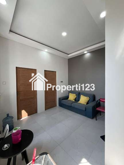 Rumah Gaya Kontemporer 4 Kamar Tidur 2 Kamar Mandi Carport di Arcamanik Bandung - 2