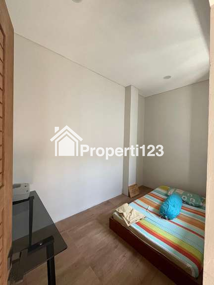 Rumah Gaya Kontemporer 4 Kamar Tidur 2 Kamar Mandi Carport di Arcamanik Bandung - 5