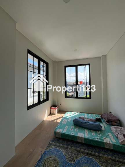 Rumah Gaya Kontemporer 4 Kamar Tidur 2 Kamar Mandi Carport di Arcamanik Bandung - 3