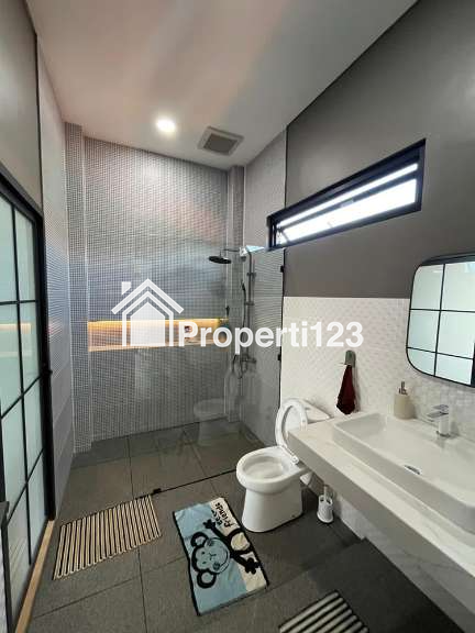 Rumah Gaya Kontemporer 4 Kamar Tidur 2 Kamar Mandi Carport di Arcamanik Bandung - 6