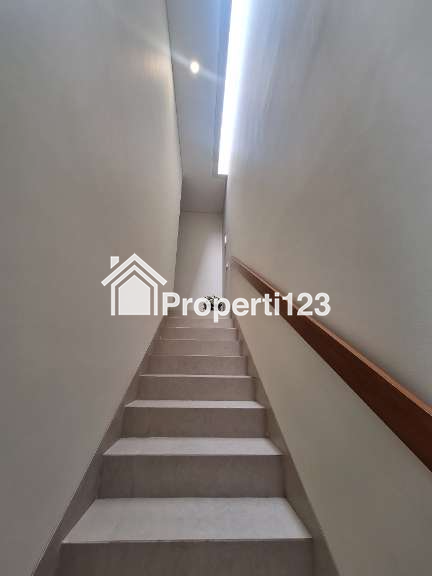 Rumah cantik minimalis konsep industrial di Cipinang Melayu Jaktim - 8