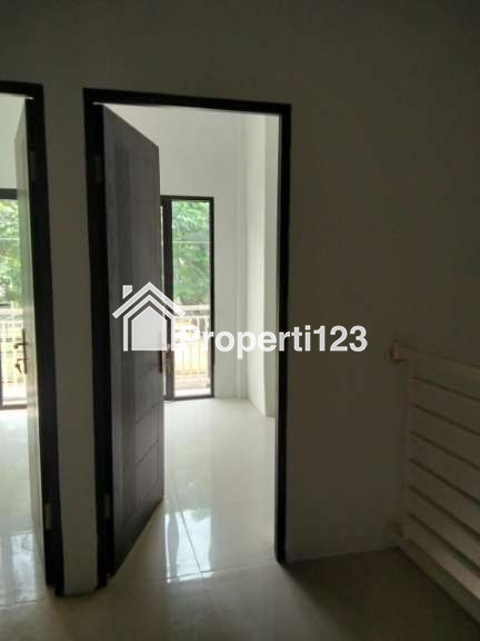 Rumah Baru Minimalis Modern Siap Huni Lokasi Strategis di Kertomenanggal Gayungan Surabaya Selatan - 11