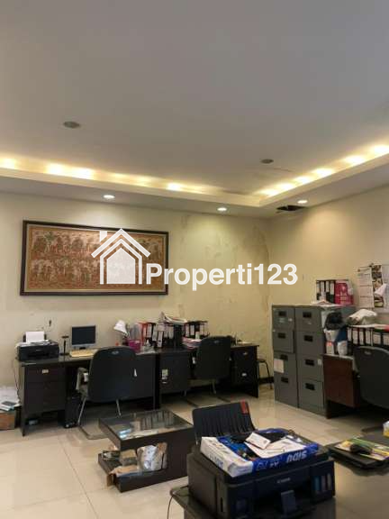 ‼️JUAL CEPAT‼️ Rumah Istimewa Nol Jalan Raya Semi Furnished Siap Huni Lokasi Karah Jambangan Surabaya Selatan - 2