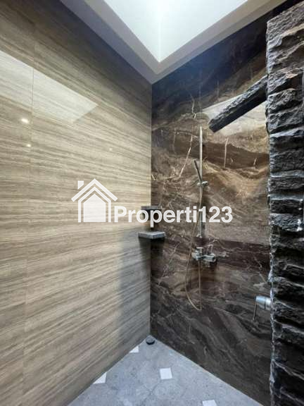 ‼️JUAL CEPAT‼️ Rumah Istimewa Nol Jalan Raya Semi Furnished Siap Huni Lokasi Karah Jambangan Surabaya Selatan - 5