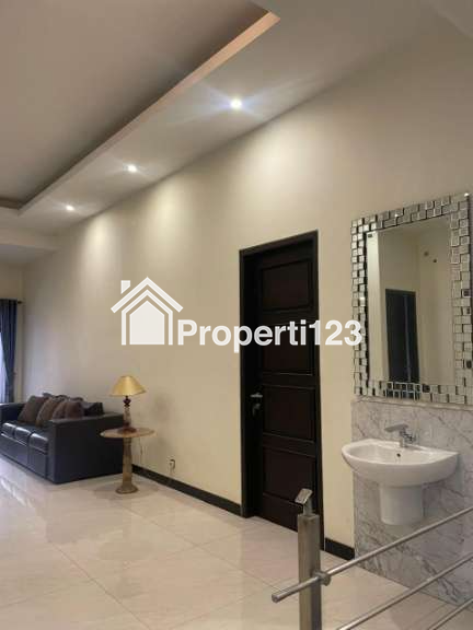 ‼️JUAL CEPAT‼️ Rumah Istimewa Nol Jalan Raya Semi Furnished Siap Huni Lokasi Karah Jambangan Surabaya Selatan - 6