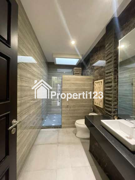 ‼️JUAL CEPAT‼️ Rumah Istimewa Nol Jalan Raya Semi Furnished Siap Huni Lokasi Karah Jambangan Surabaya Selatan - 7