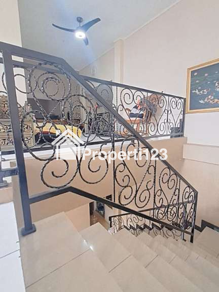 Rumah Bagus 2 Lantai Siap Huni Kota Harapan Indah Bekasi - 10