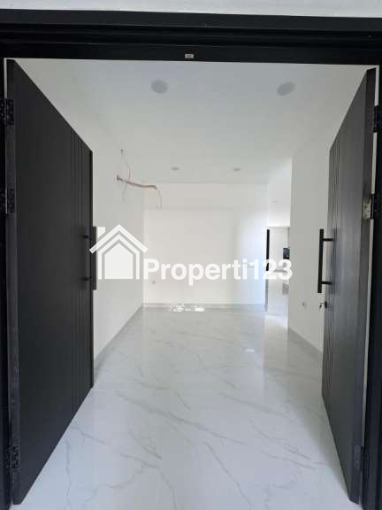 Rumah baru lokasi strategis di Kencana Loka BSD - 13