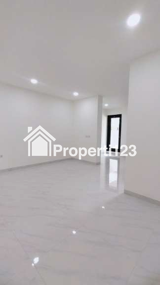 Rumah baru lokasi strategis di Kencana Loka BSD - 2