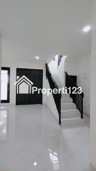 Rumah baru lokasi strategis di Kencana Loka BSD - 11