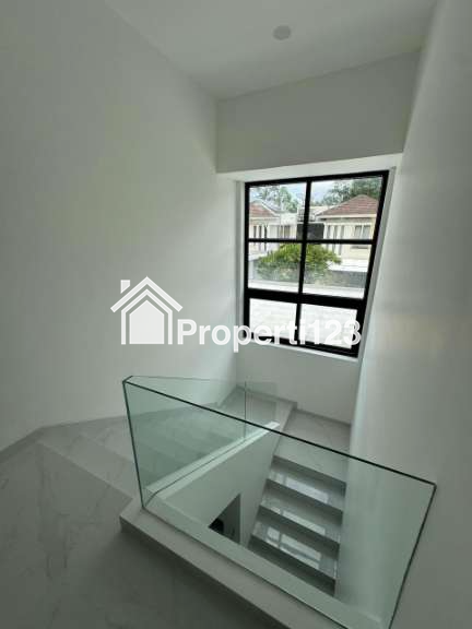 Rumah baru lokasi strategis di Kencana Loka BSD - 15