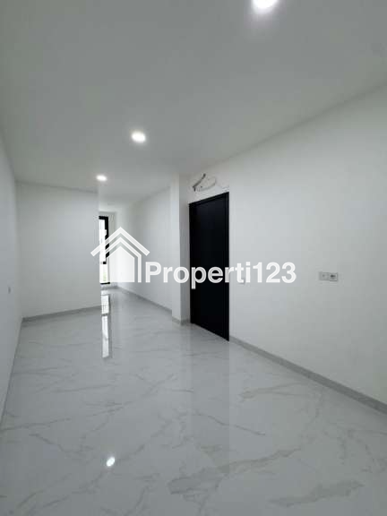 Rumah baru lokasi strategis di Kencana Loka BSD - 14