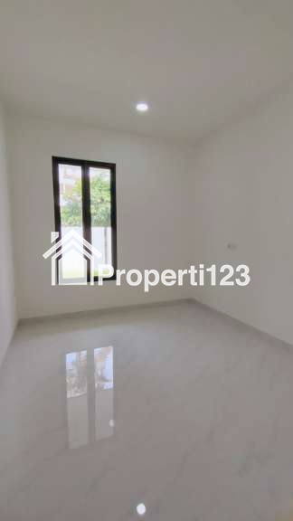 Rumah baru lokasi strategis di Kencana Loka BSD - 8