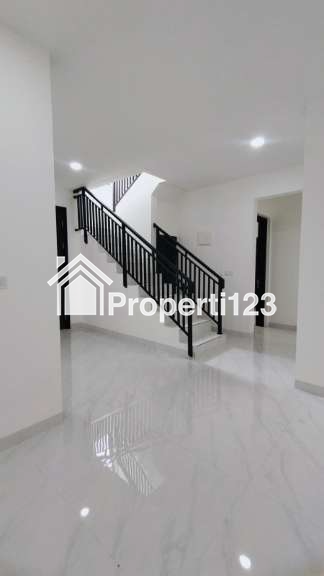 Rumah baru lokasi strategis di Kencana Loka BSD - 12