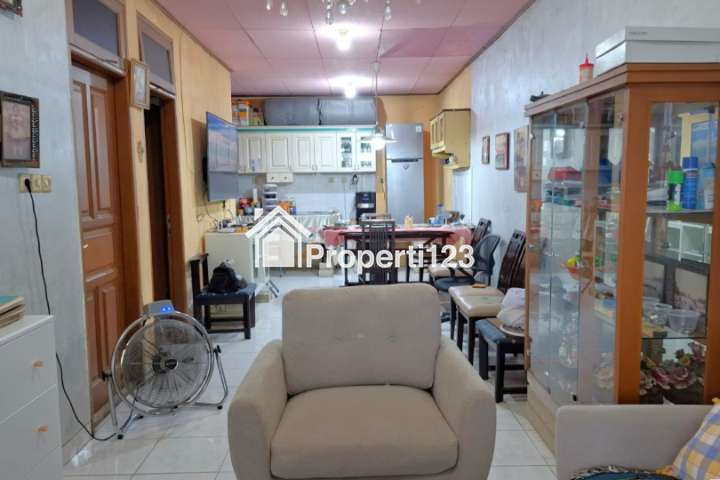 Rumah Hoek Strategis Kota Harapan Indah Bekasi - 4