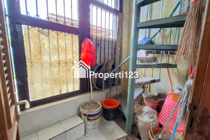 Rumah Hoek Strategis Kota Harapan Indah Bekasi - 12