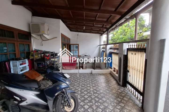 Rumah Hoek Strategis Kota Harapan Indah Bekasi - 2