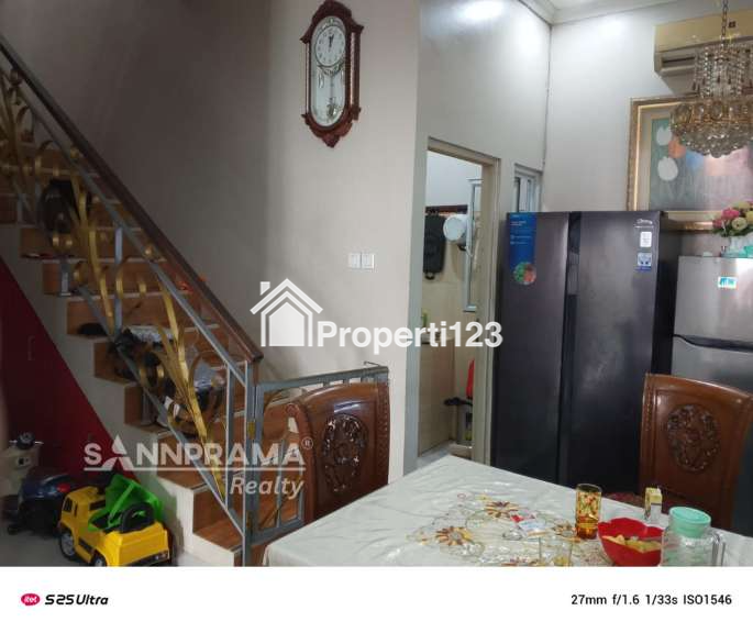Rumah second 2 lantai di Tanah Baru Depok - 2