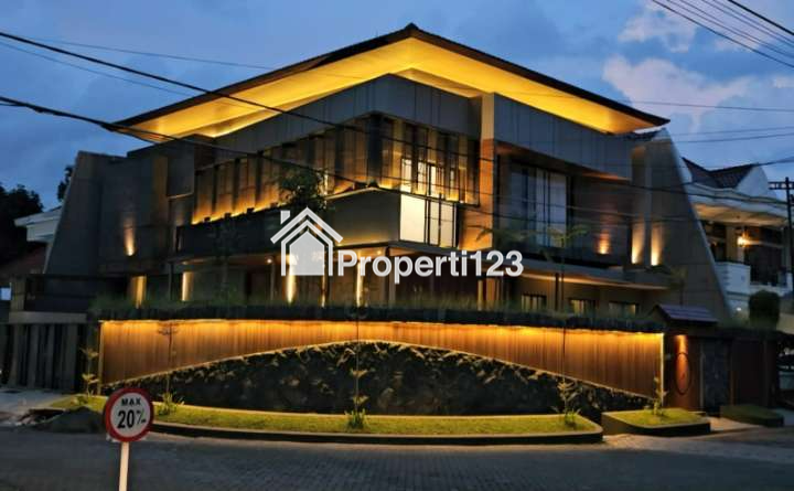 Rumah Modern Dekat Galaxy Mall di Perumahan Manyar Surabaya Timur - 1