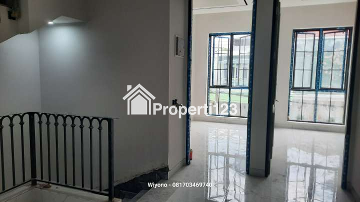 Rumah Dharmahusada American Modern House With Attic Room Dekat RSUD dr. Soetomo Surabaya - 3